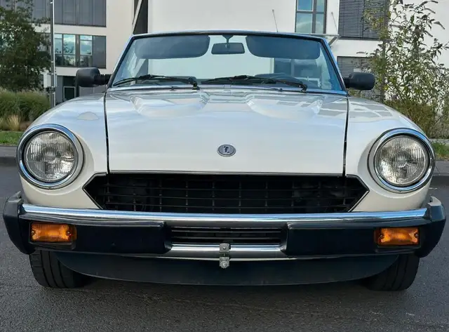 Fiat 124 Spider view 7