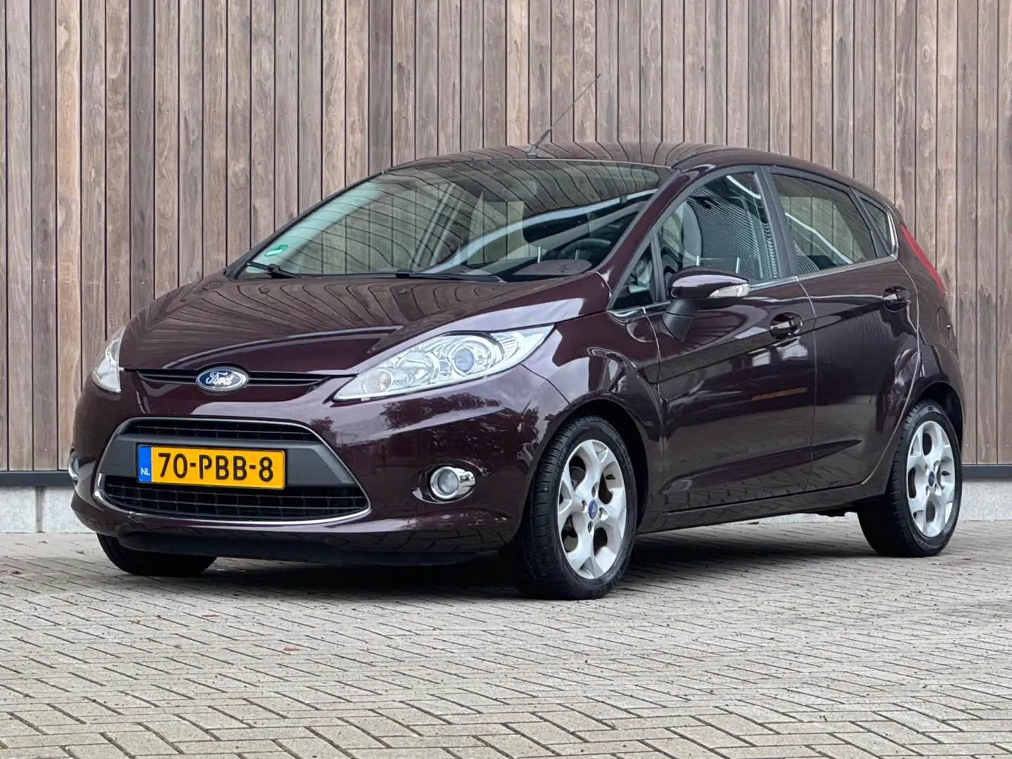 Ford Fiesta 1.4 Titanium / AUTOMAAT / 100% ONDERHOUDEN / Rouge - 2