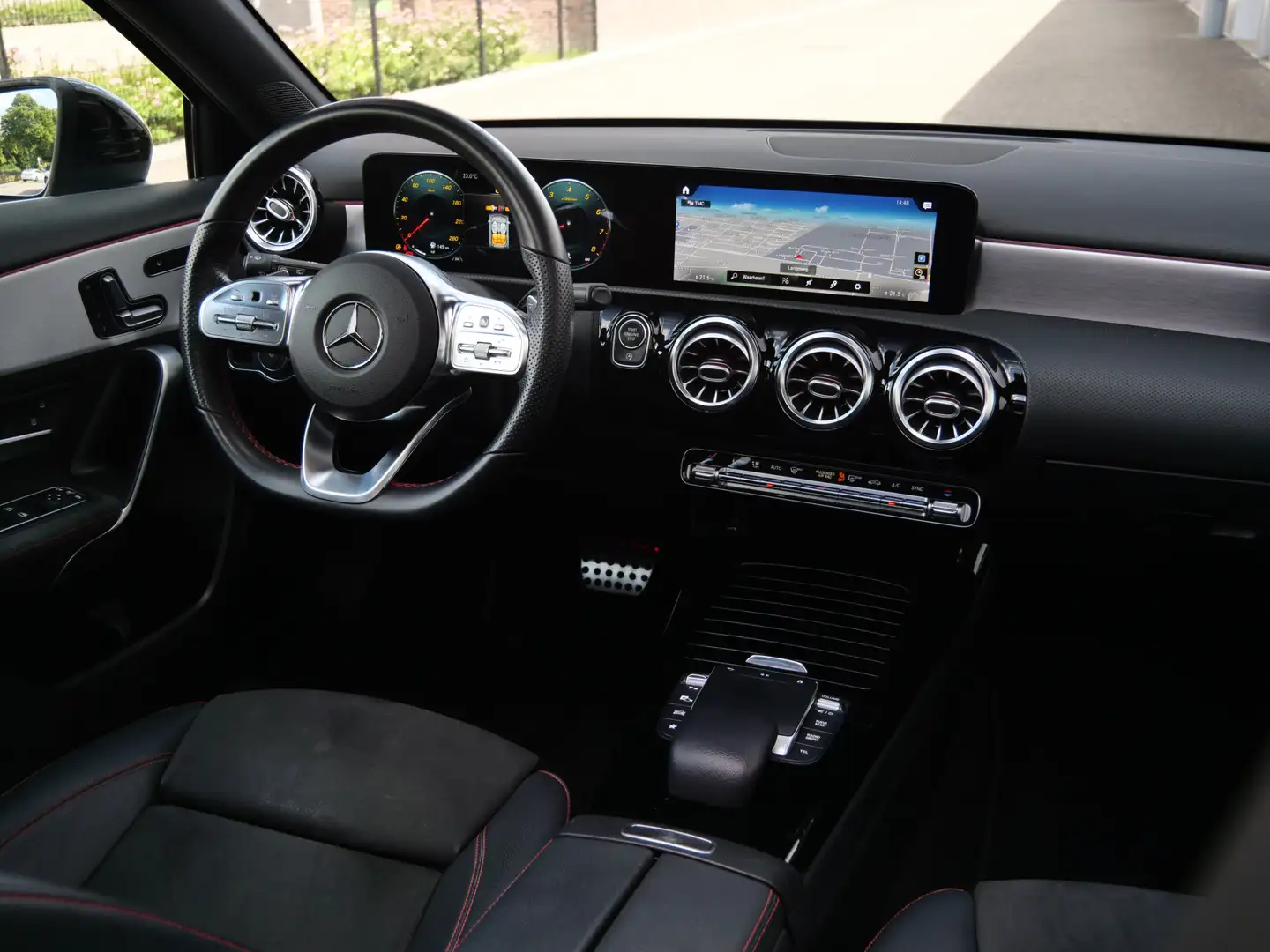 Mercedes-Benz A 180 Business Solution 136pk AMG Automaat Schuifdak / L Grijs - 2
