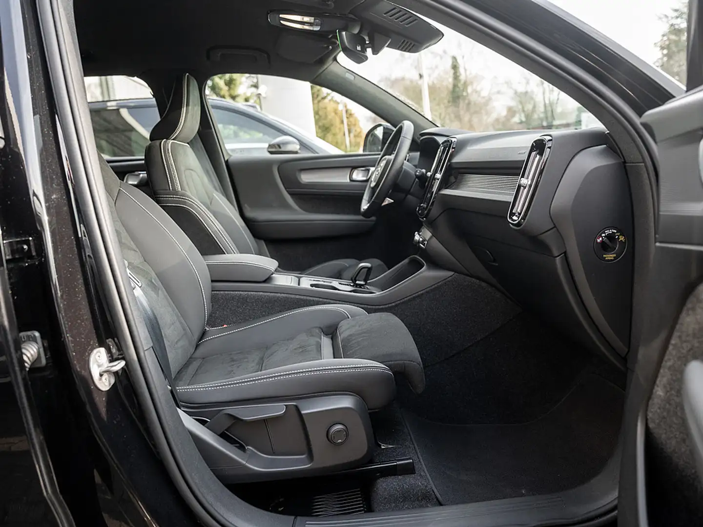 Volvo XC40 B3 Core Schwarz - 2