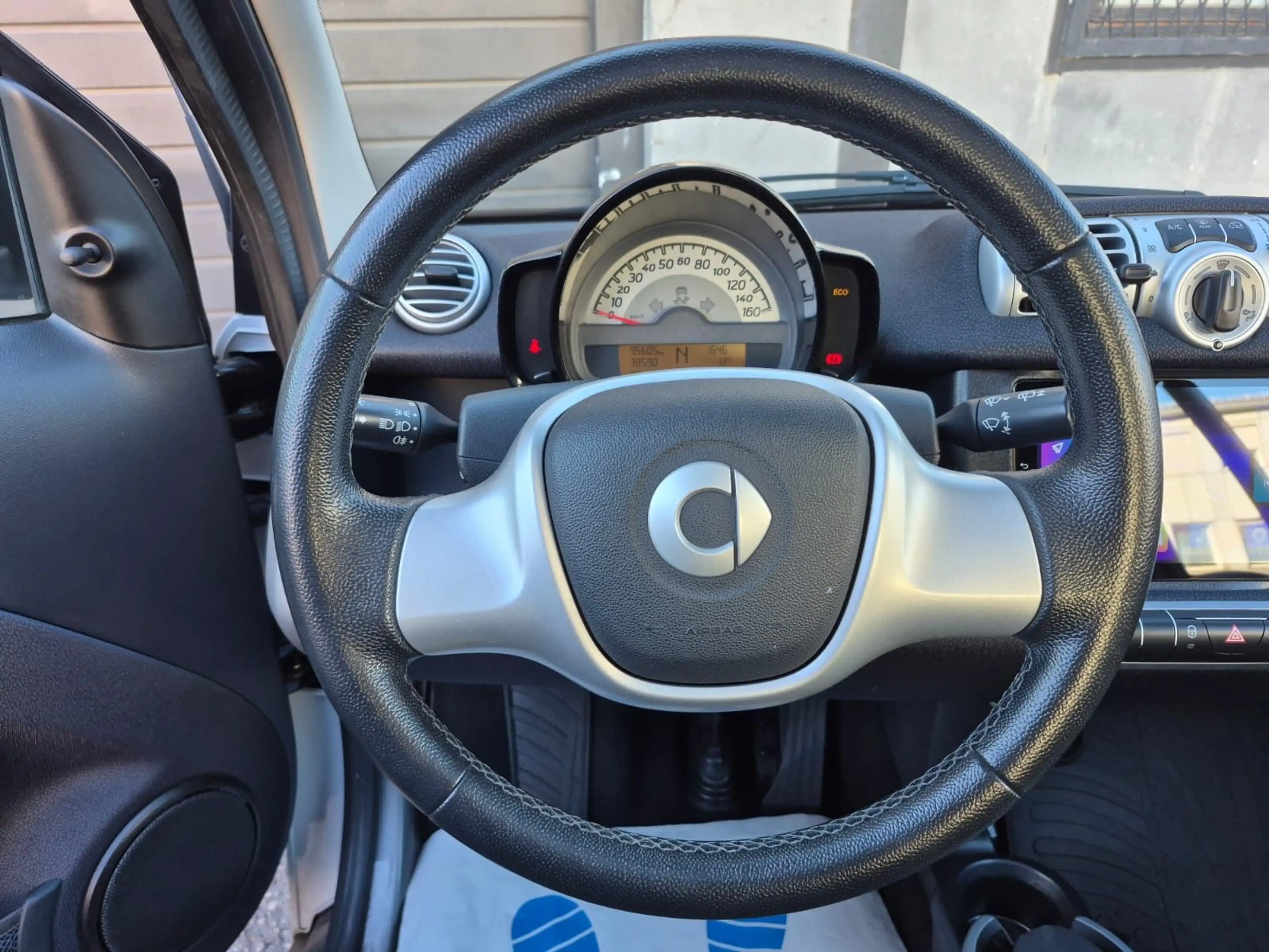 smart forTwo fortwo coupe Micro Hybrid Drive 52kw — photo 11