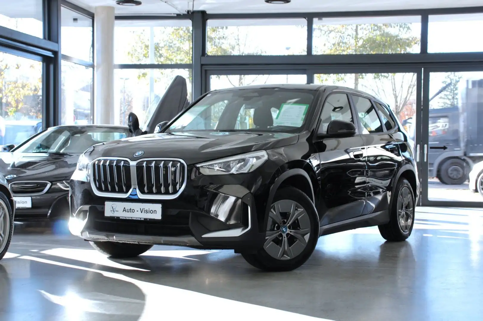 BMW iX1 xDrive30 (U11) *LED*Widescreen Display*DAB Noir - 1