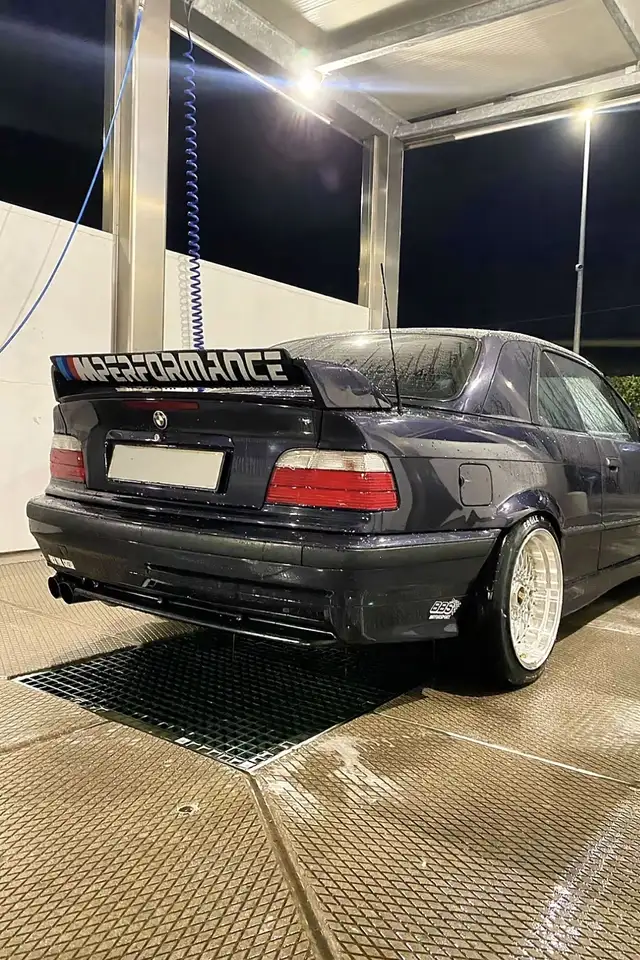 BMW 320i, foto 1