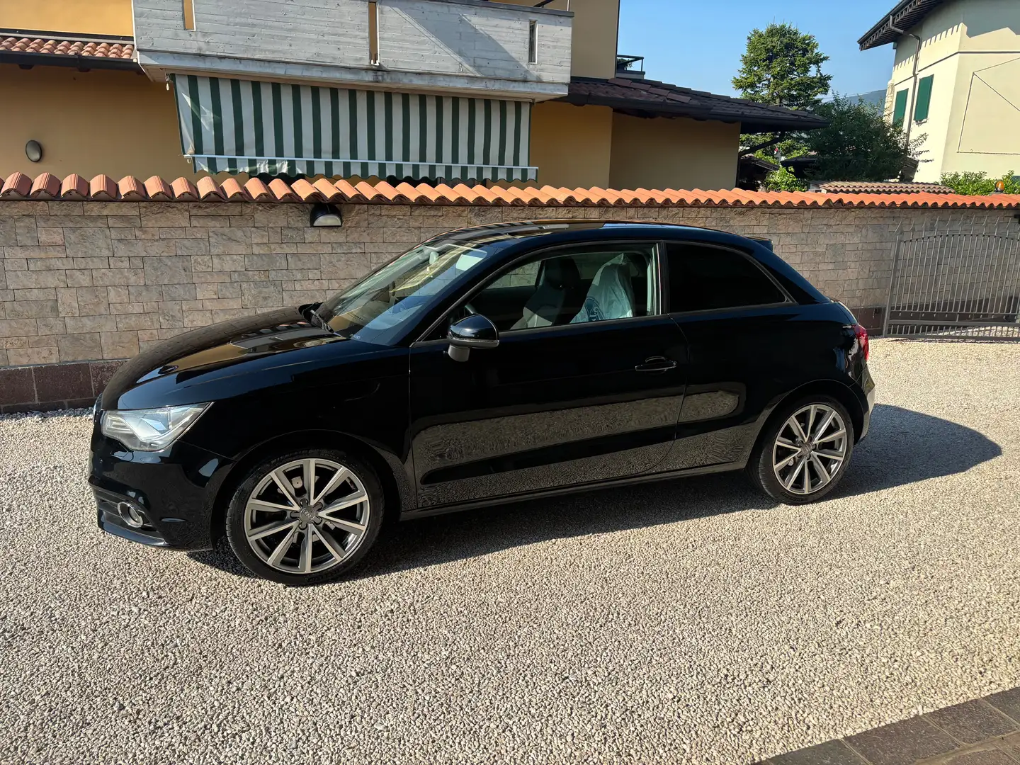 Audi A1 A1 I 2011 3p1.6 tdi Ambition 105cv Nero - 2