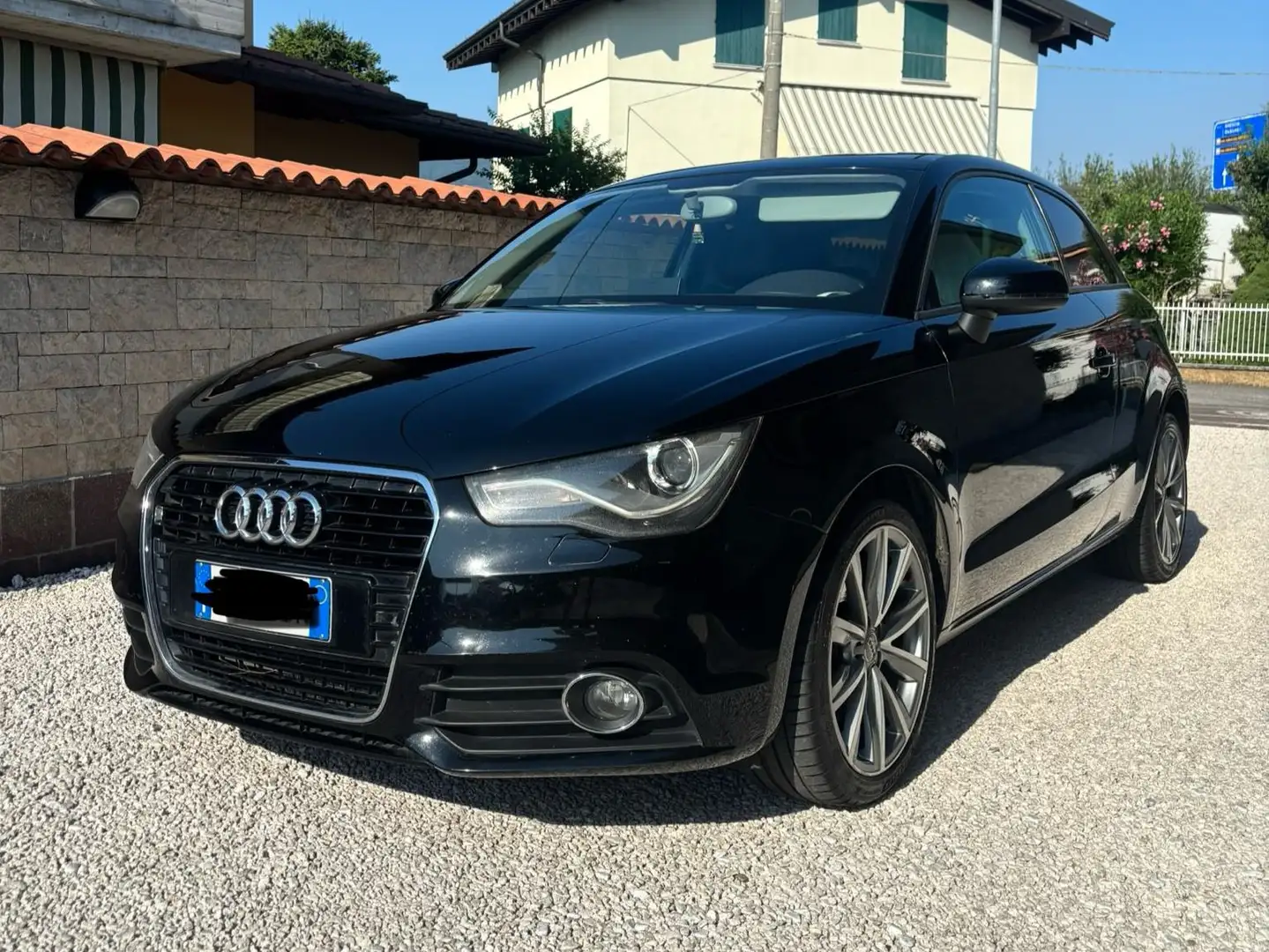 Audi A1 A1 I 2011 3p1.6 tdi Ambition 105cv Nero - 1