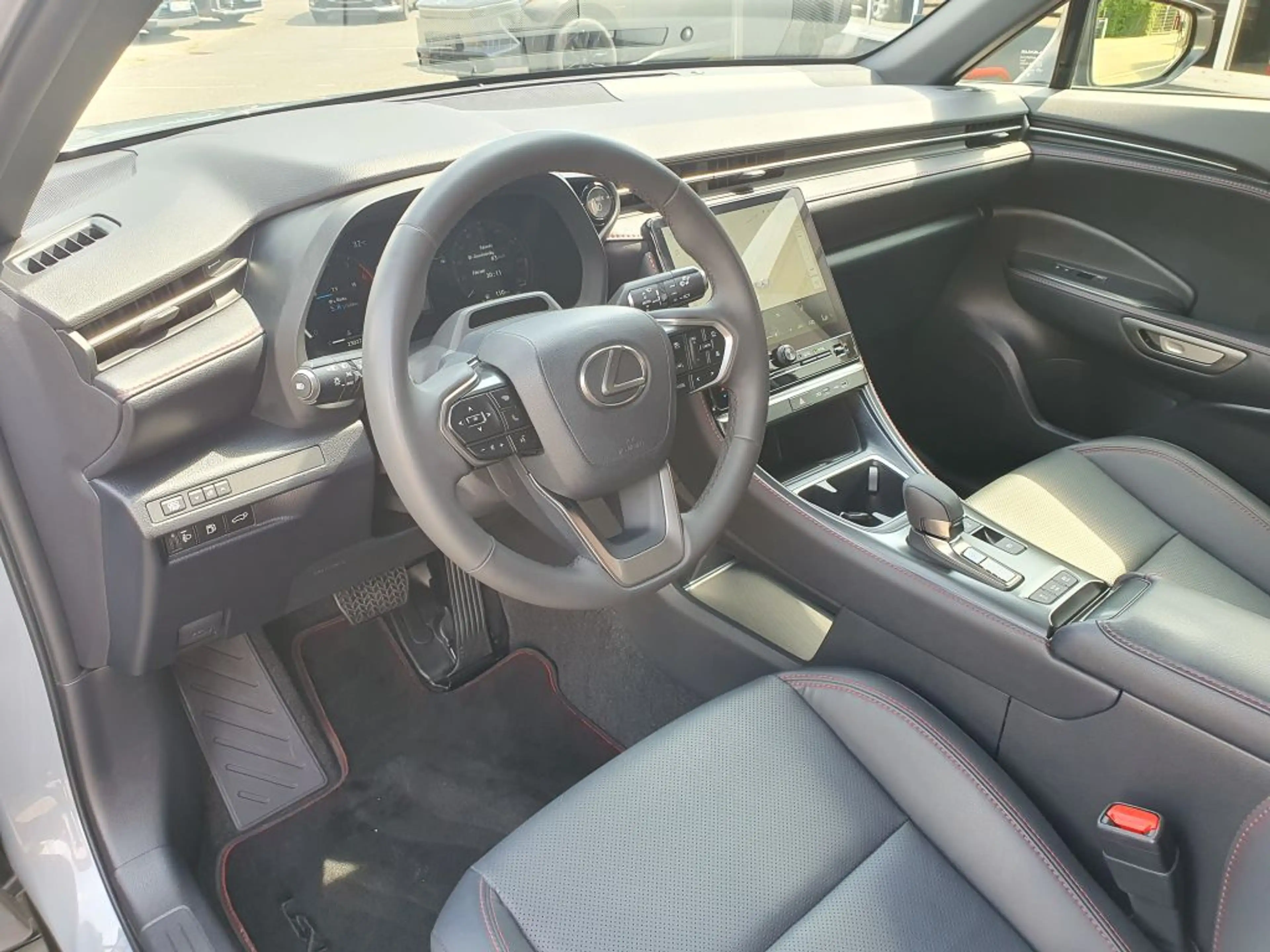 Lexus LBX FWD Emotion — photo 11