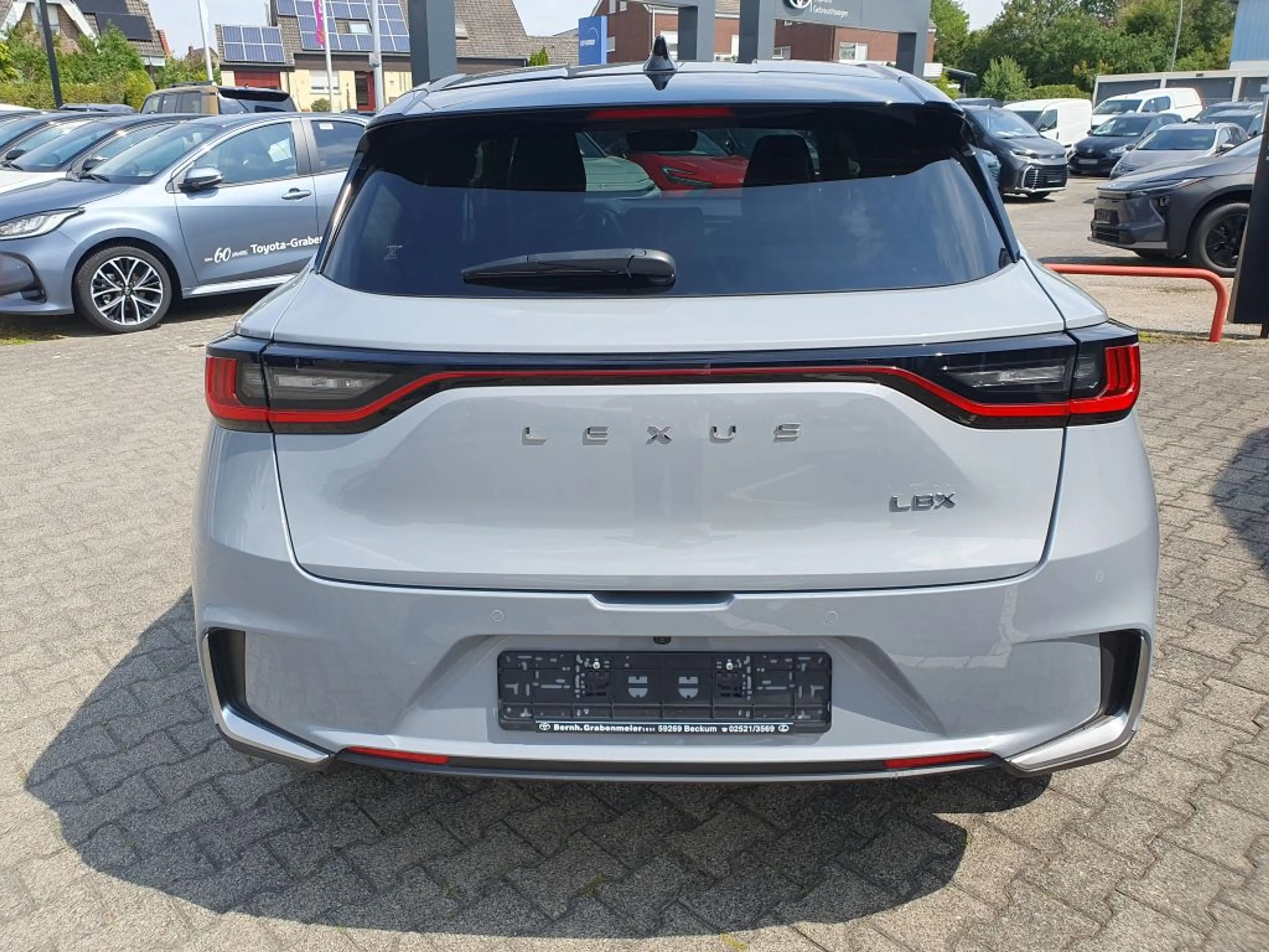 Lexus LBX FWD Emotion — photo 7
