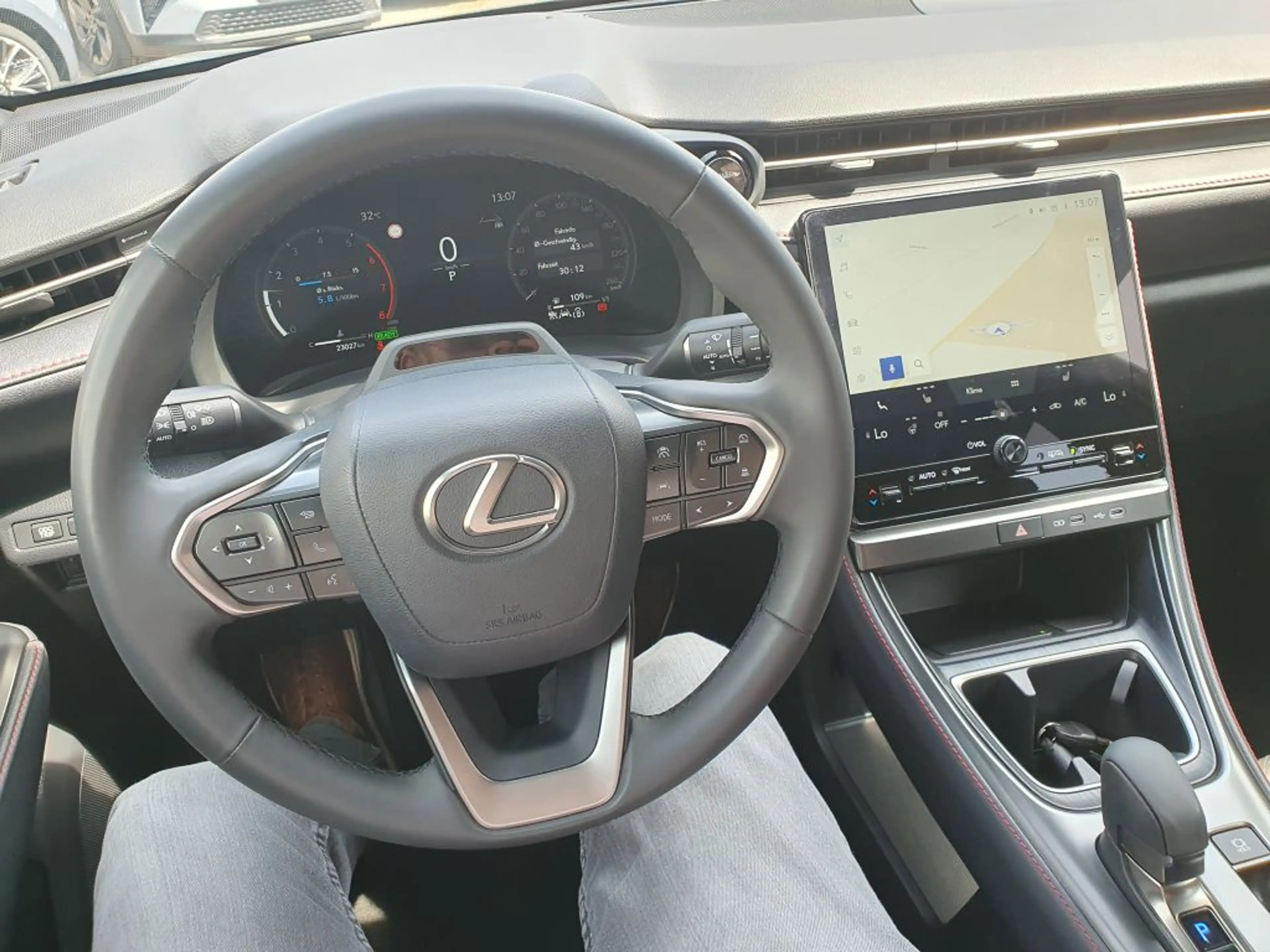 Lexus LBX FWD Emotion — photo 12