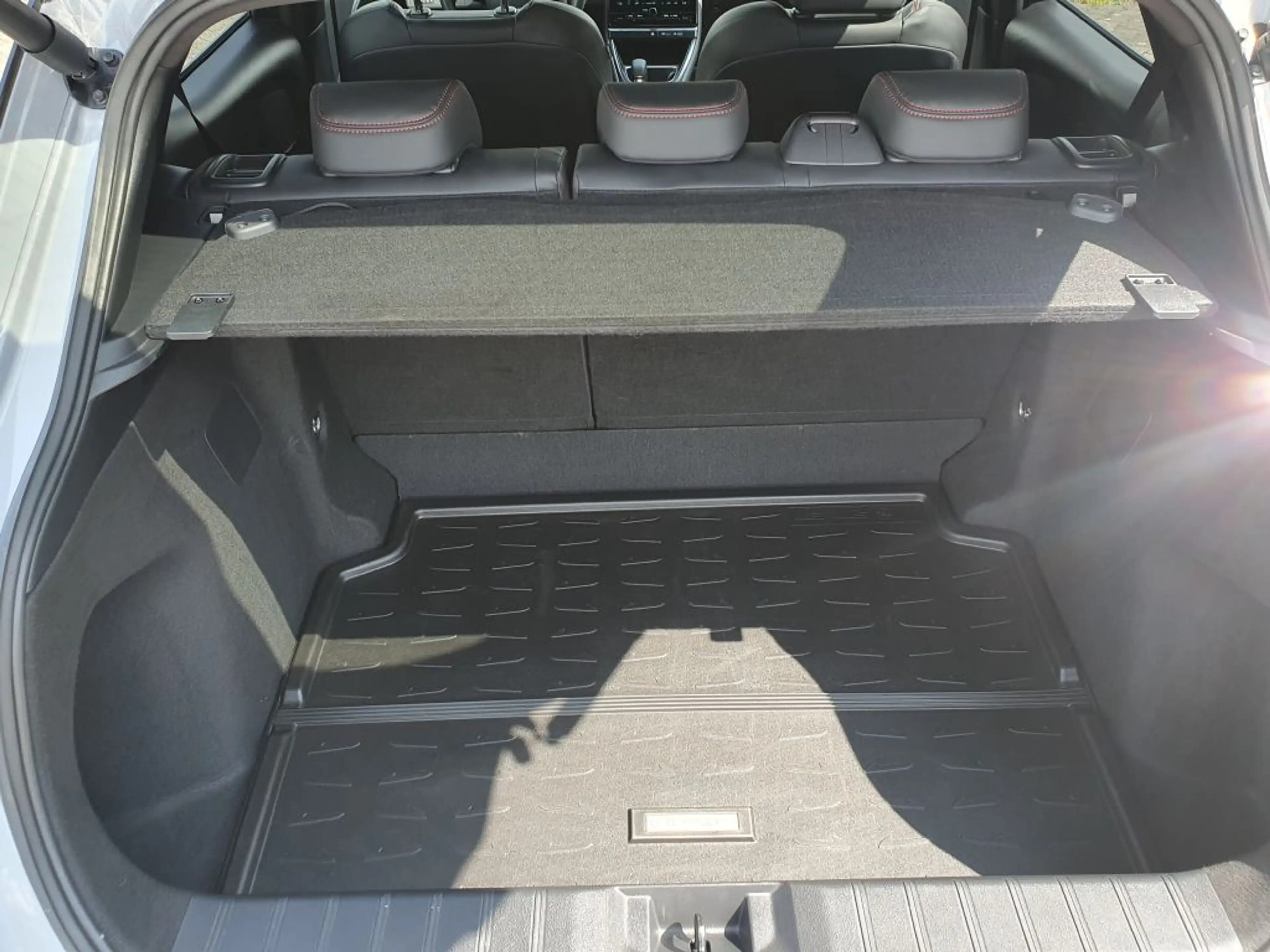 Lexus LBX FWD Emotion — photo 9