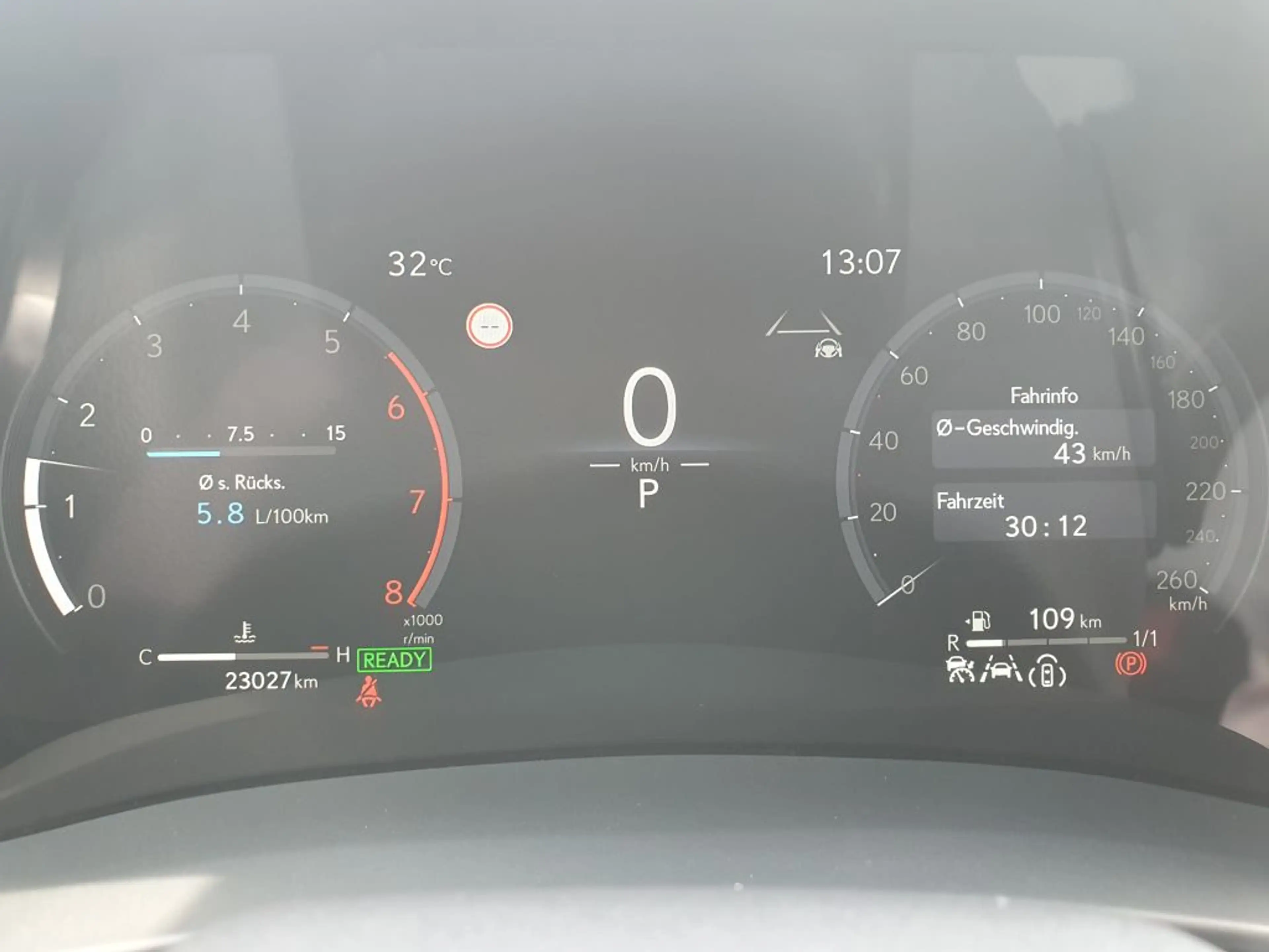 Lexus LBX FWD Emotion — photo 13