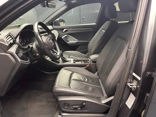 Audi Q3 view 14
