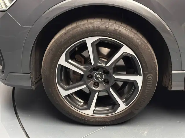 Audi Q3 view 9