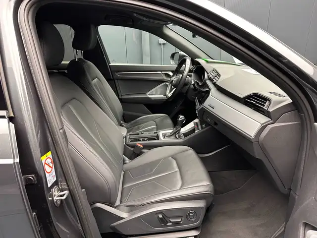 Audi Q3 view 10