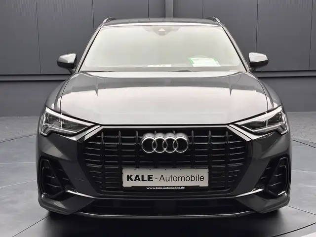 Audi Q3 view 8