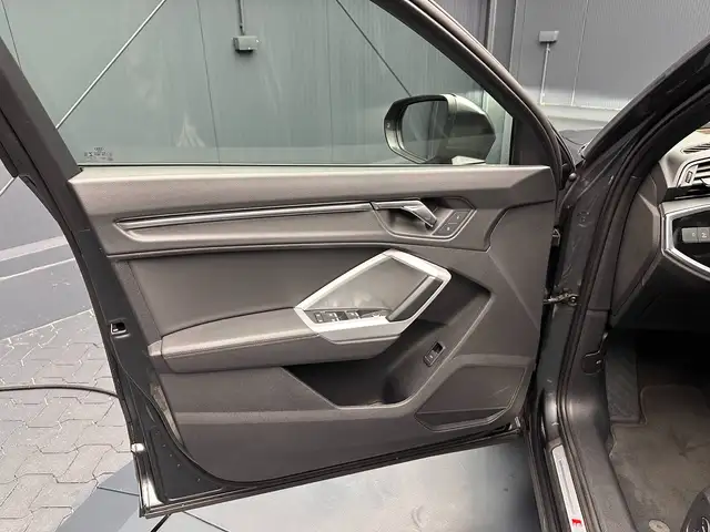 Audi Q3 view 13