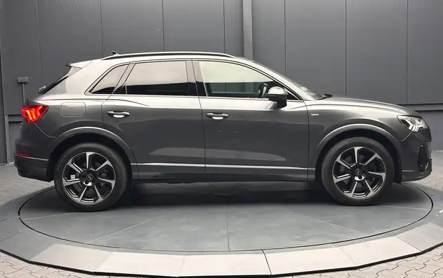 Audi Q3 view 6