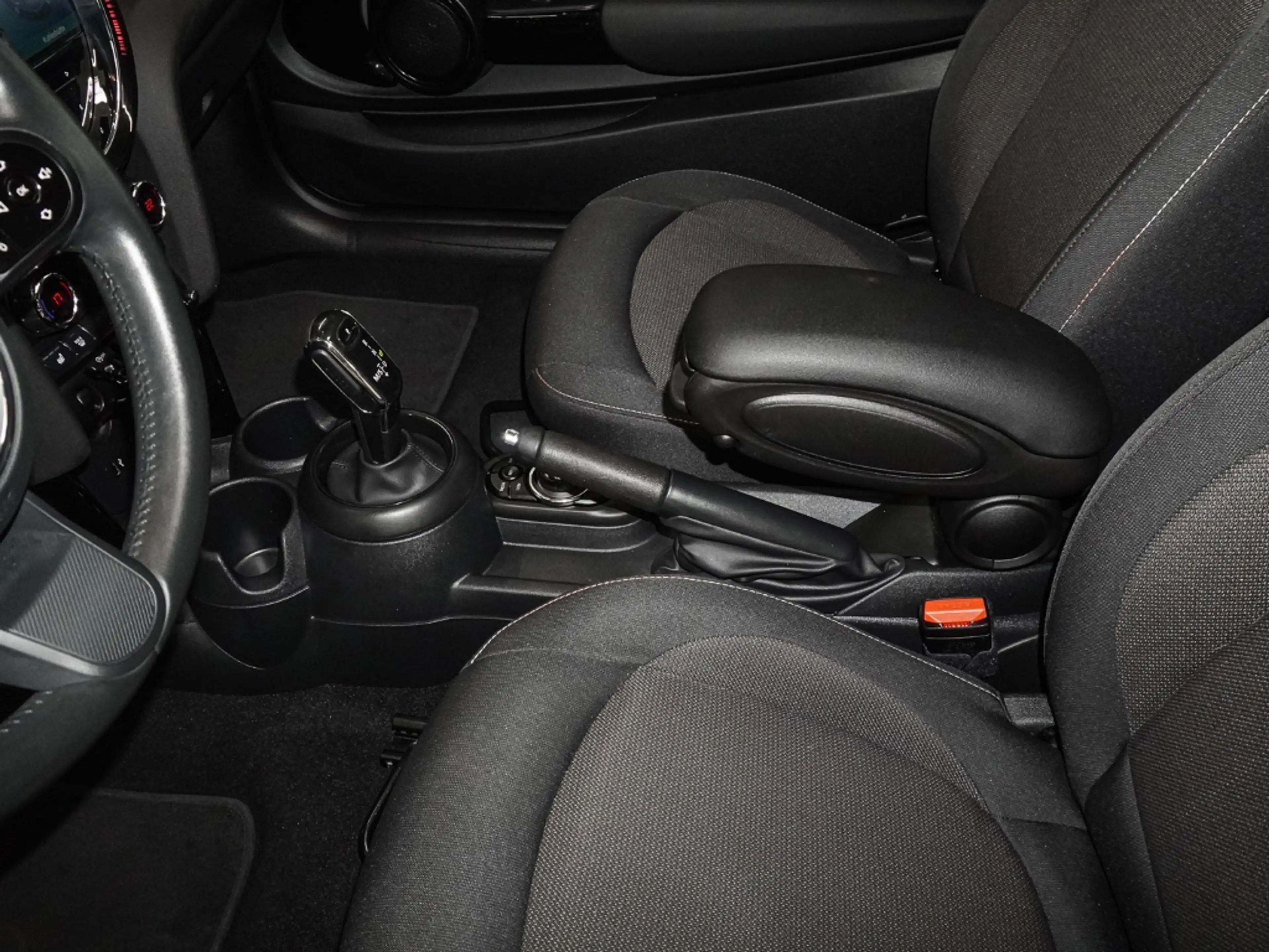 MINI Cooper Cabrio Classic Trim El. Verdeck Navi LED Mehrzonenklima A — photo 17
