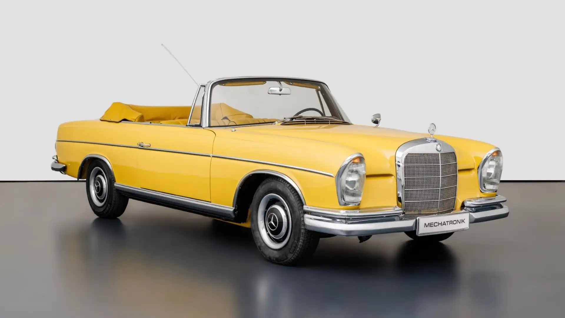 Mercedes-Benz 300 W112 300 SE Cabriolet Жовтий - 1