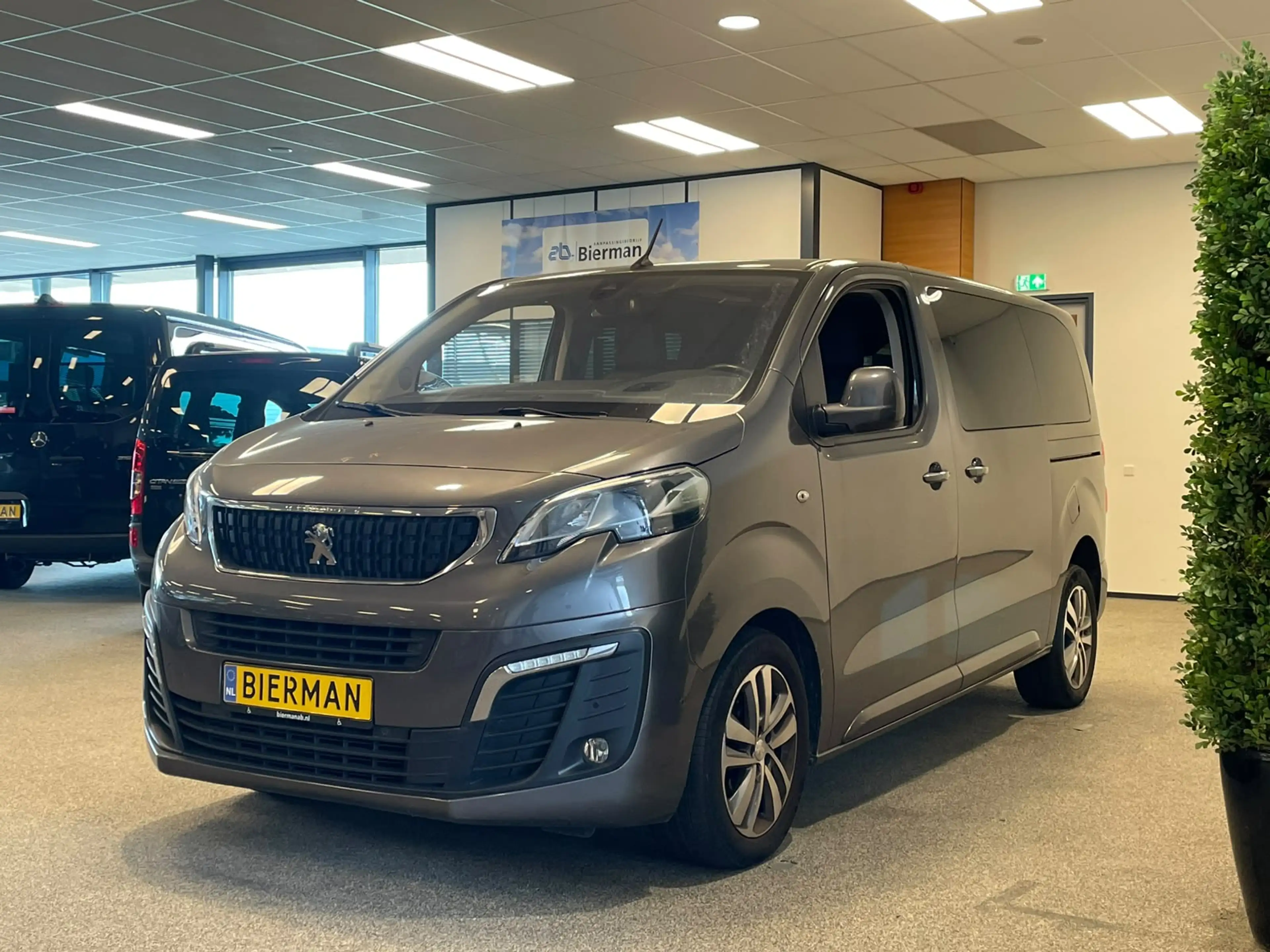 Peugeot Traveller L1H1 Rolstoelbus 4+1 XXL-Ombouw 150cm bodemverlagi — photo 12