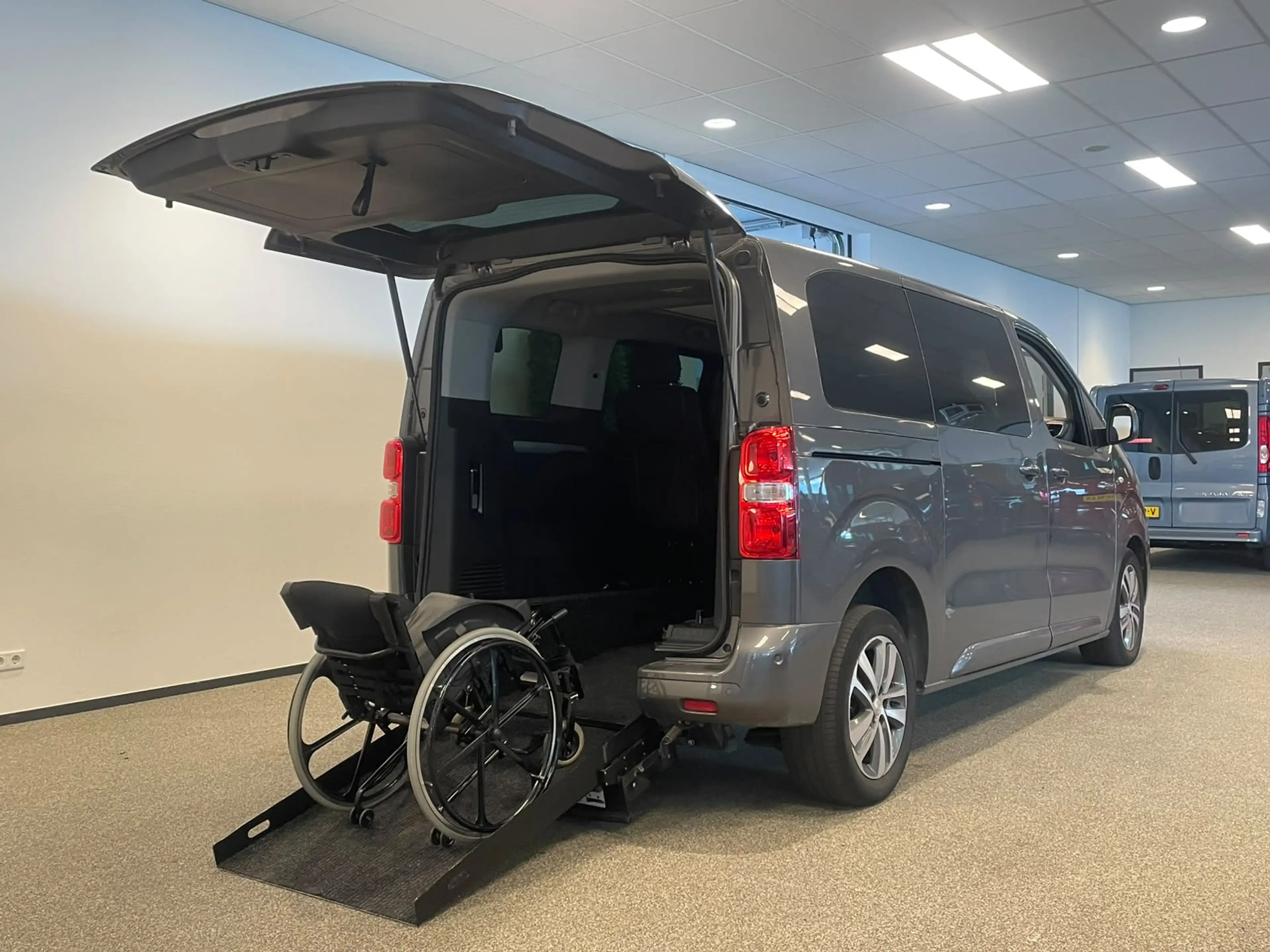 Peugeot Traveller L1H1 Rolstoelbus 4+1 XXL-Ombouw 150cm bodemverlagi — photo 8