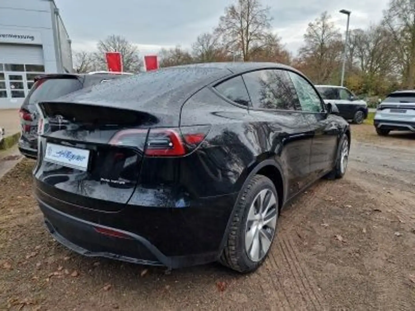 Tesla Model Y Long Range Dual AWD AHK+NAV+Wärmep.+Pano Schwarz - 2