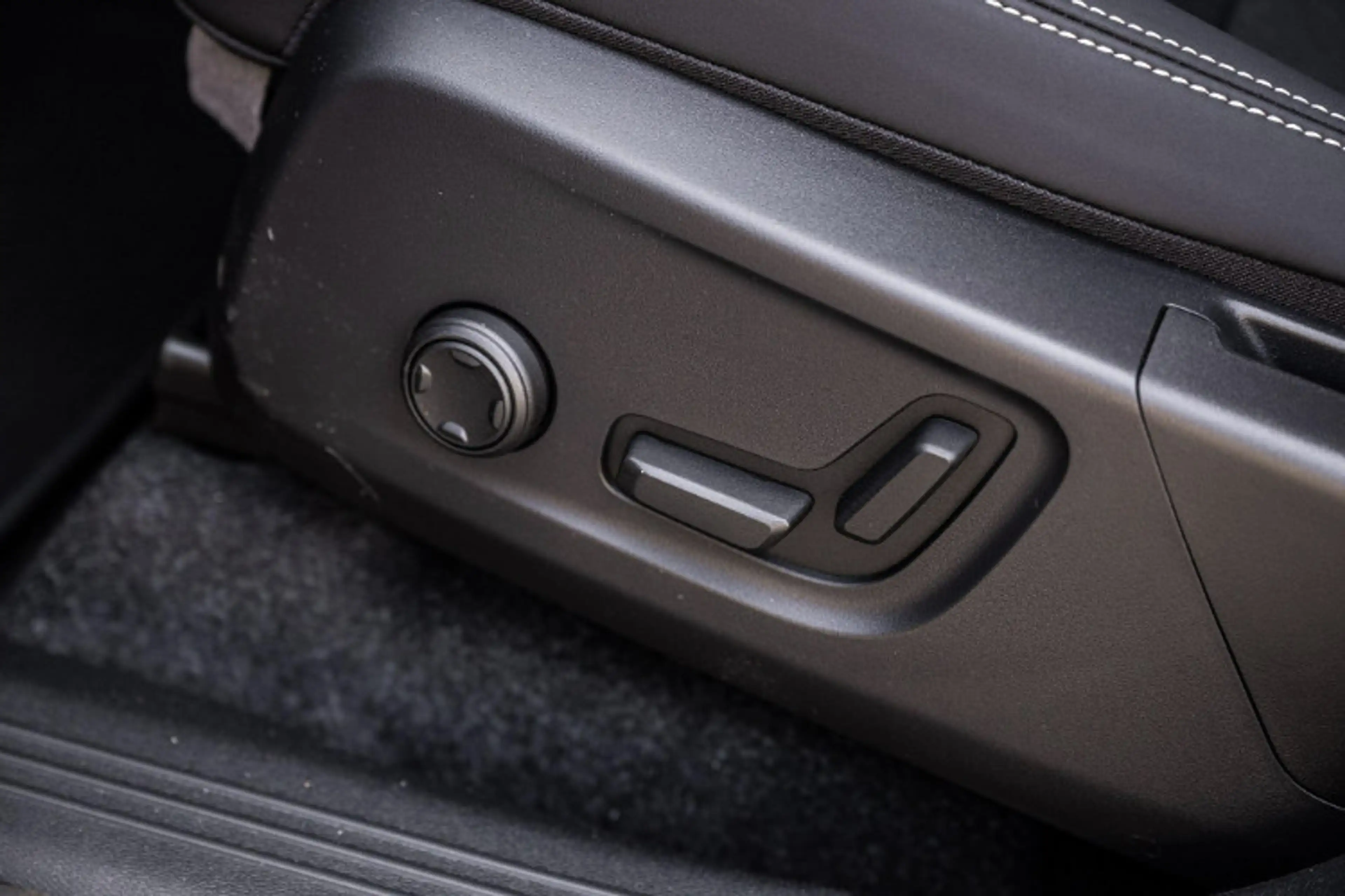 Volvo EX40 Single Motor Extended Range Ultra Black Edition | — photo 15