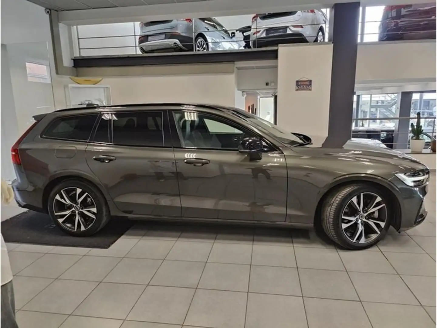 Volvo V60 PLUS DARK PLUG-IN HYBRID AWD  OPEN DAK 19CO2 Grau - 2