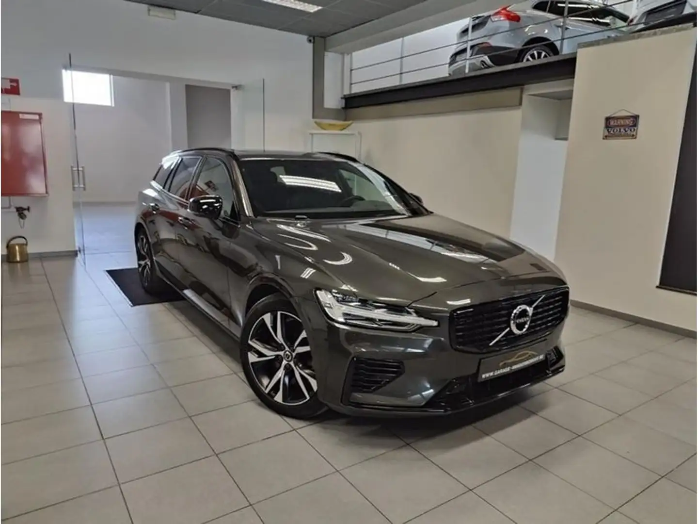 Volvo V60 PLUS DARK PLUG-IN HYBRID AWD  OPEN DAK 19CO2 Gris - 1