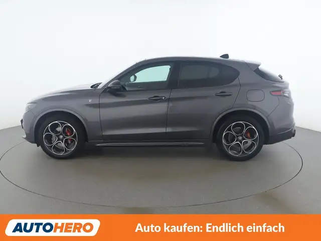 Alfa Romeo Stelvio view 3