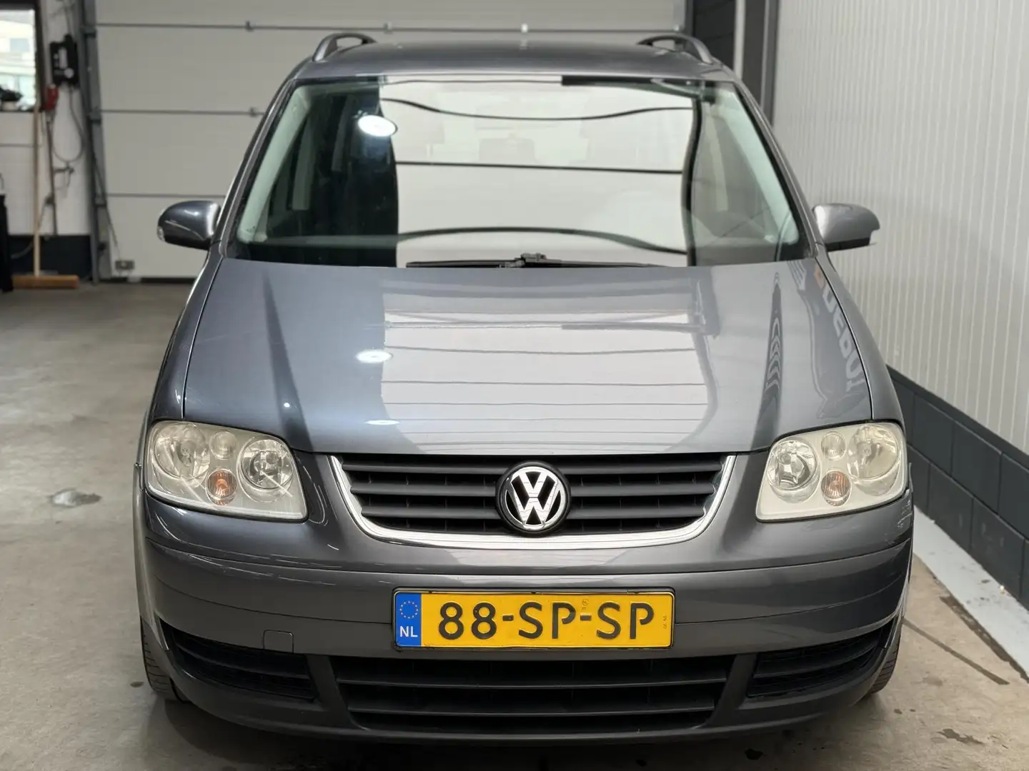 Volkswagen Touran 1.6-16V FSI Trendline siva - 2