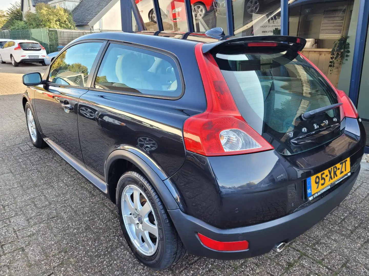 Volvo C30 2.5 T5 Momentum Automaat 230PK / NL Auto / Youngti Noir - 2