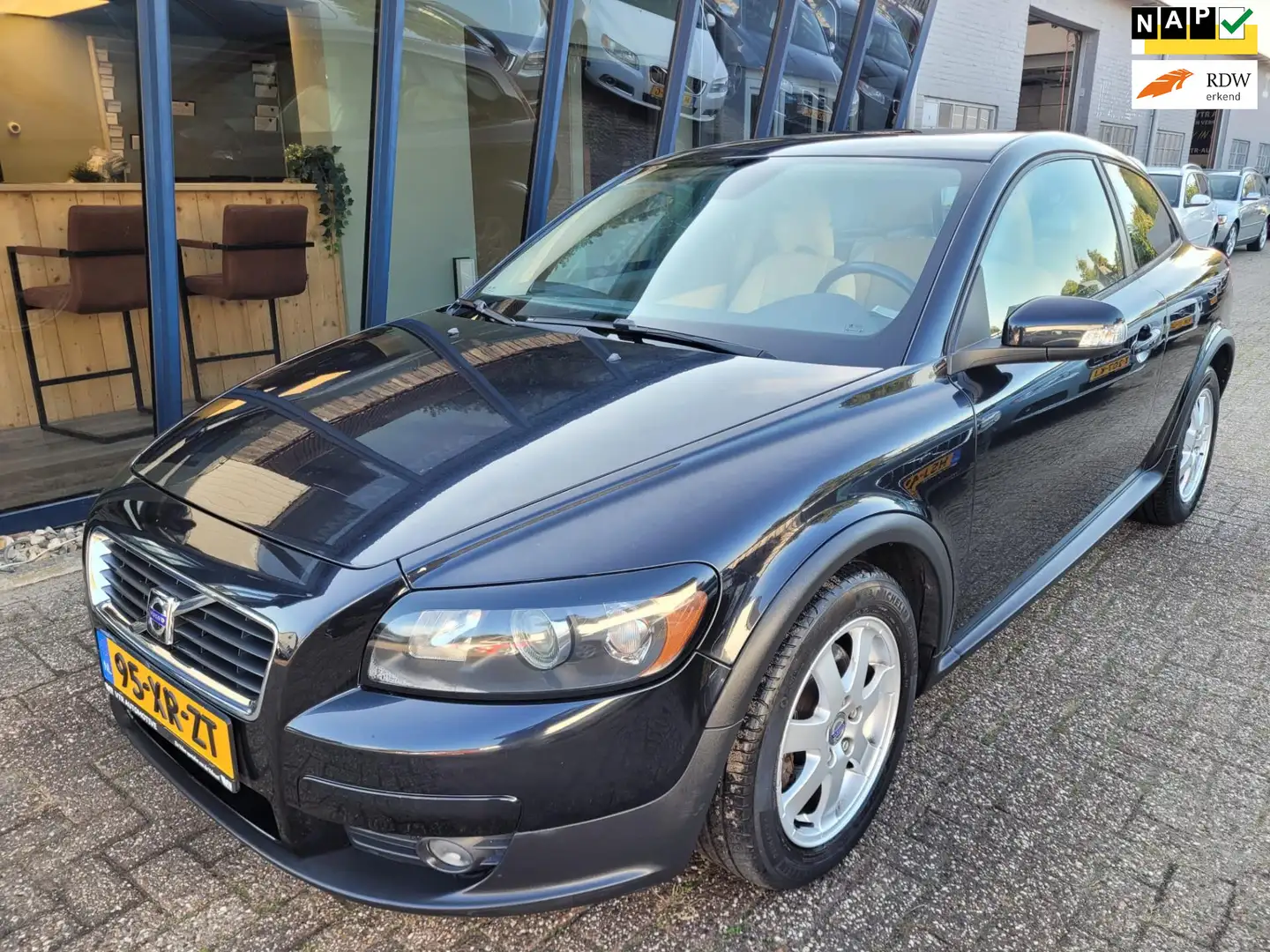 Volvo C30 2.5 T5 Momentum Automaat 230PK / NL Auto / Youngti Noir - 1