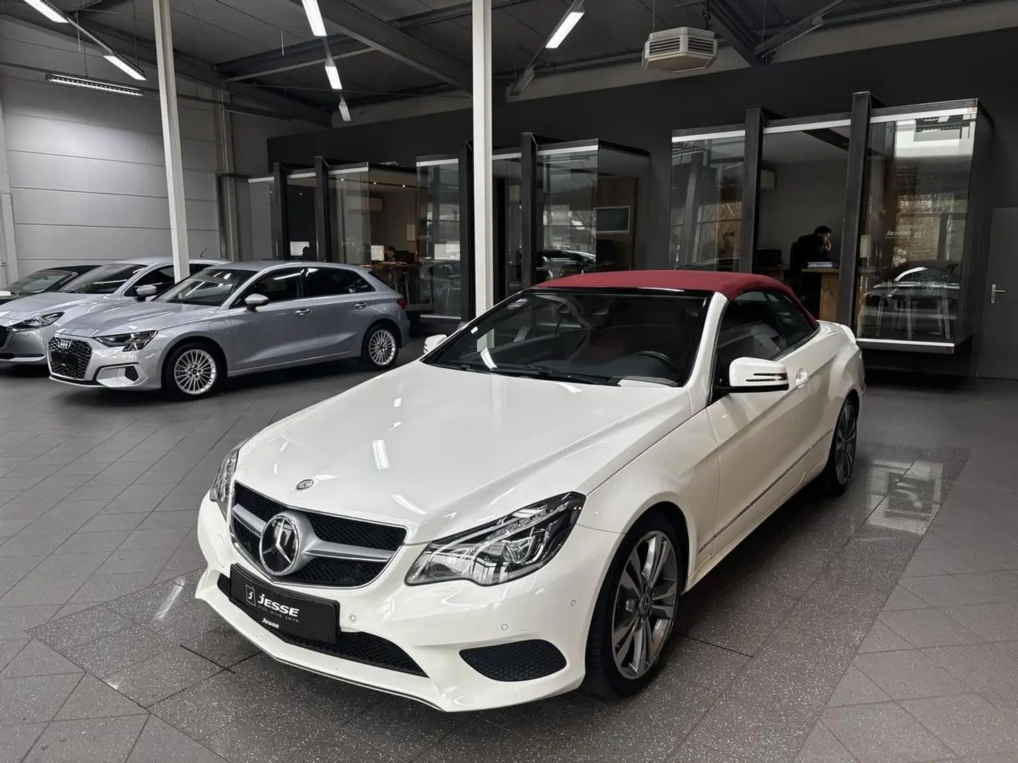 Mercedes-Benz E 250 Cabrio LED Distronic Navi H&K Airscarf Blanc - 1