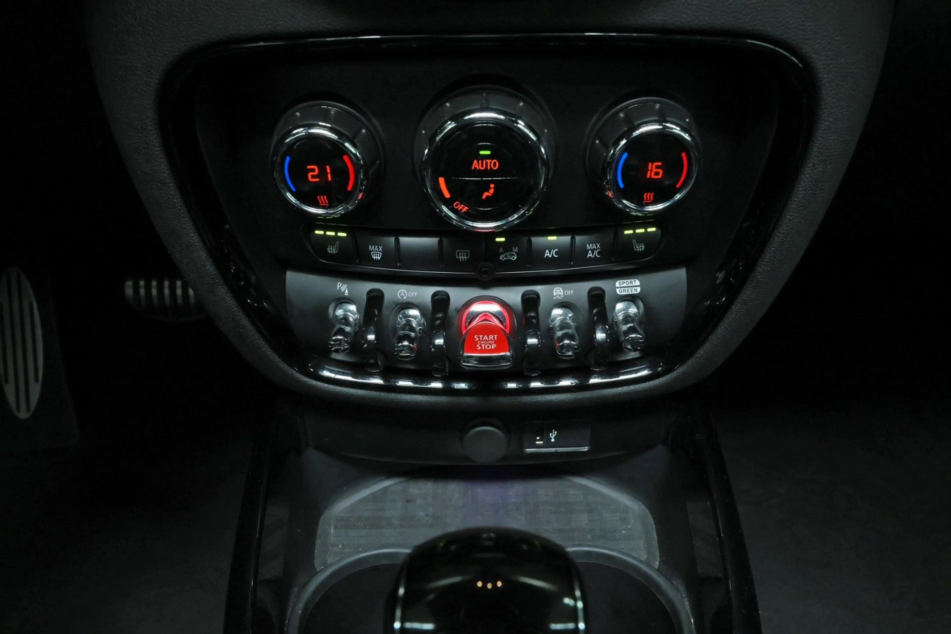 MINI Cooper S Clubman All4 JCW Trim LED Navi HUD Pano — photo 12