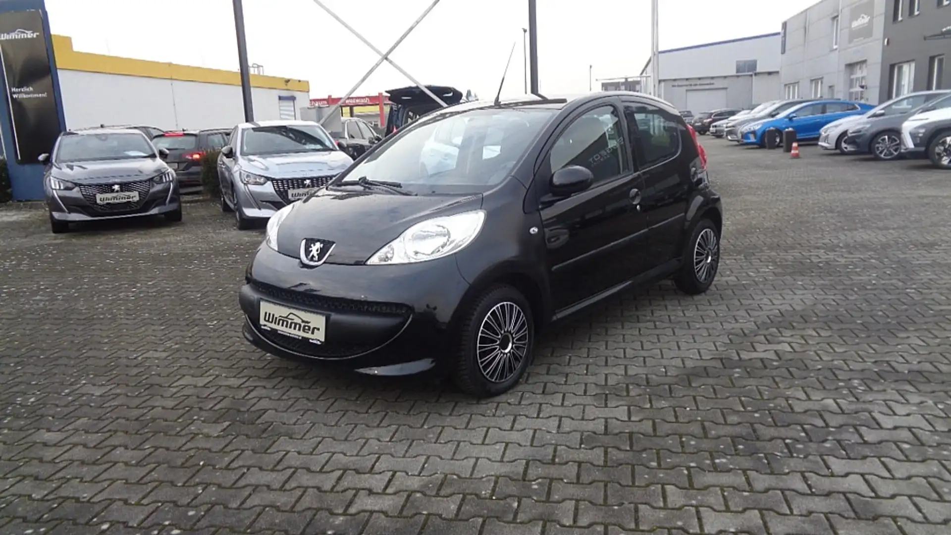Peugeot 107 Urban 1,0 12V Schwarz - 2