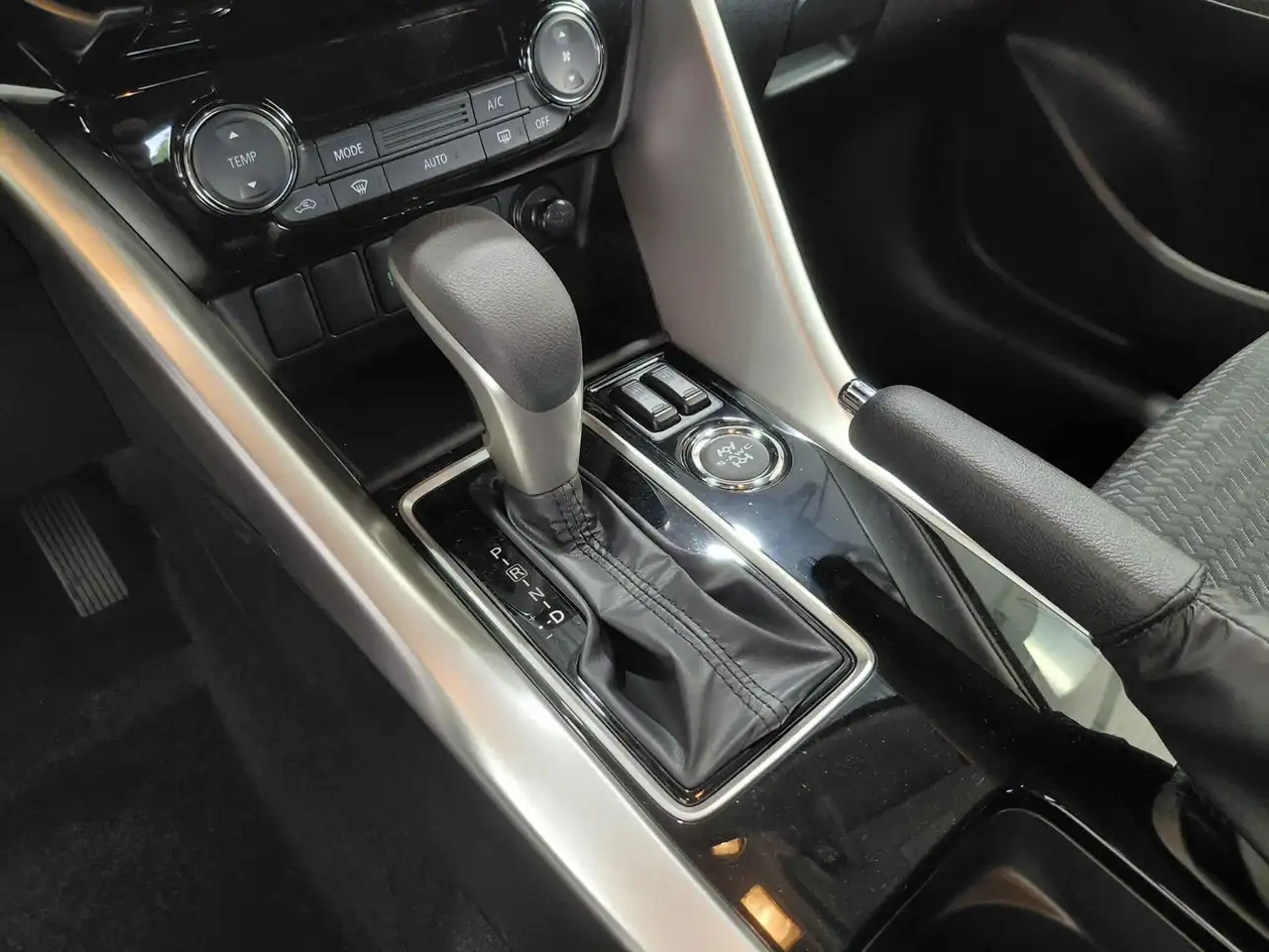 Mitsubishi Eclipse Cross снимка Mitsubishi Eclipse Cross