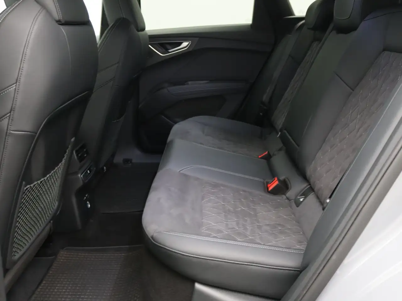 Audi Q4 e-tron S-Line edition 55 quattro / Pano, AHK 12