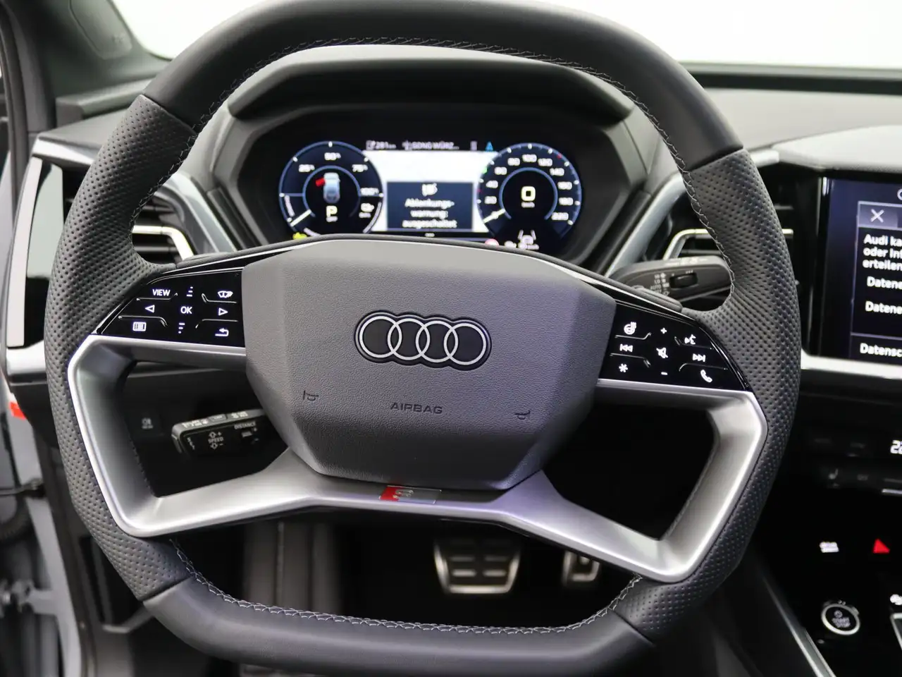 Audi Q4 e-tron S-Line edition 55 quattro / Pano, AHK 14