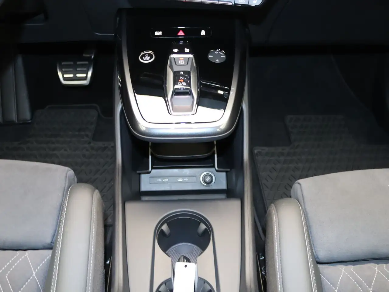 Audi Q4 e-tron S-Line edition 55 quattro / Pano, AHK 11