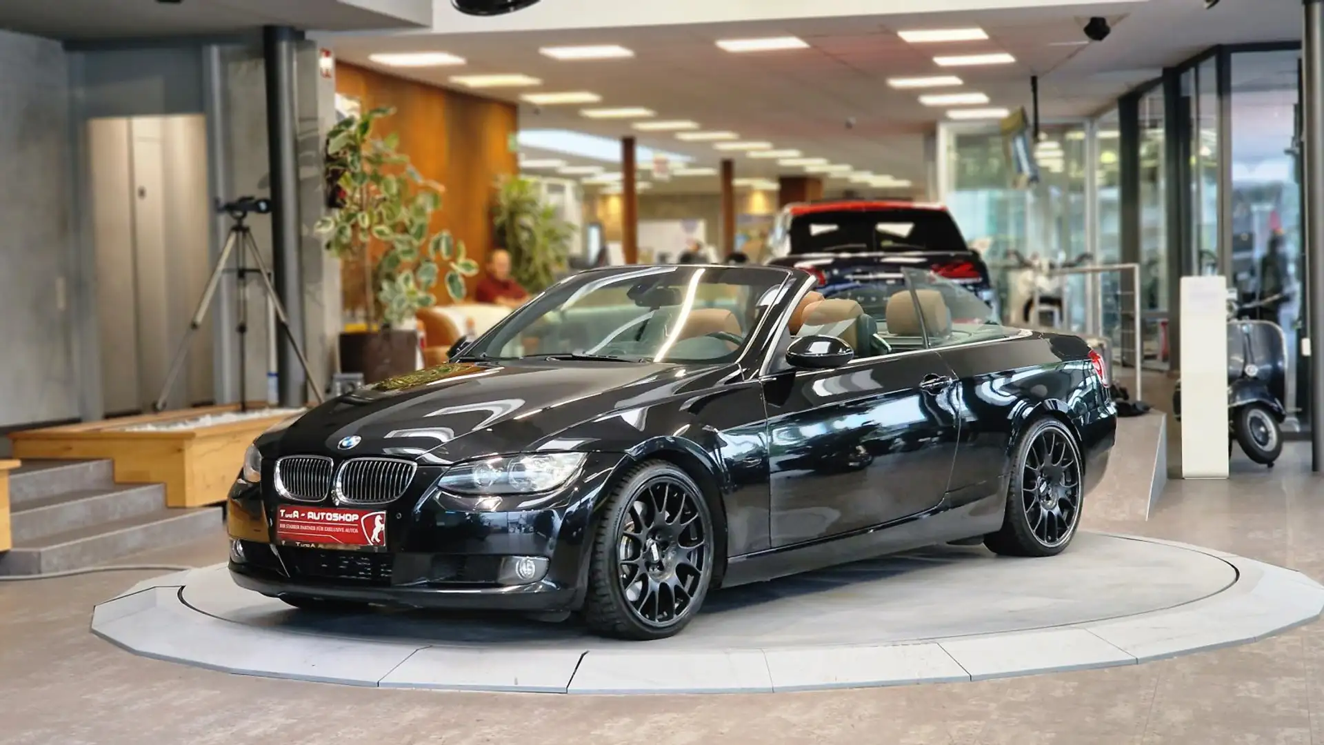 BMW 335 i Carbio Österreich-Paket Aut. *Wenig KM* Чорний - 1