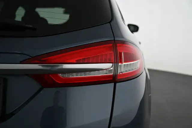 Ford Mondeo view 14