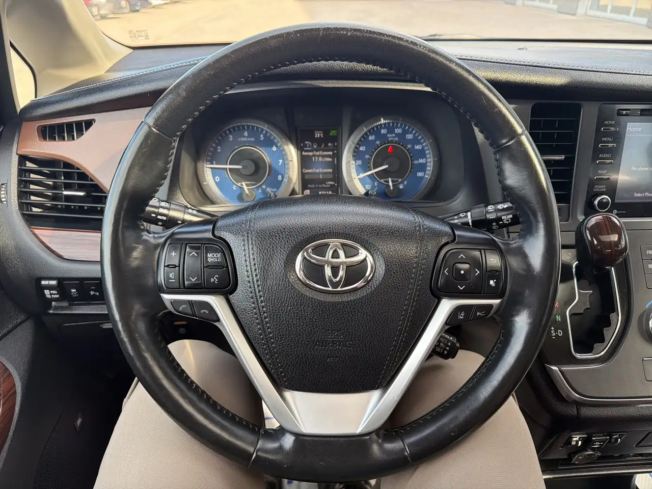 Toyota Sienna снимка Toyota Sienna