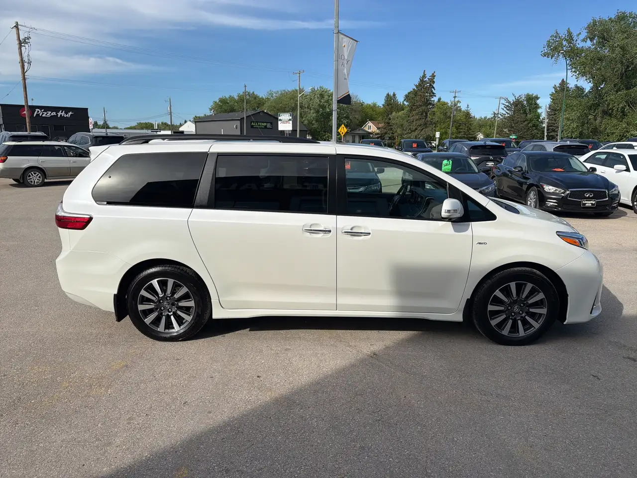 Toyota Sienna снимка Toyota Sienna