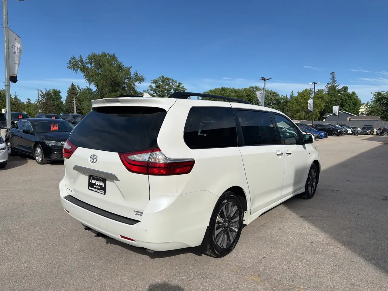 Toyota Sienna снимка Toyota Sienna