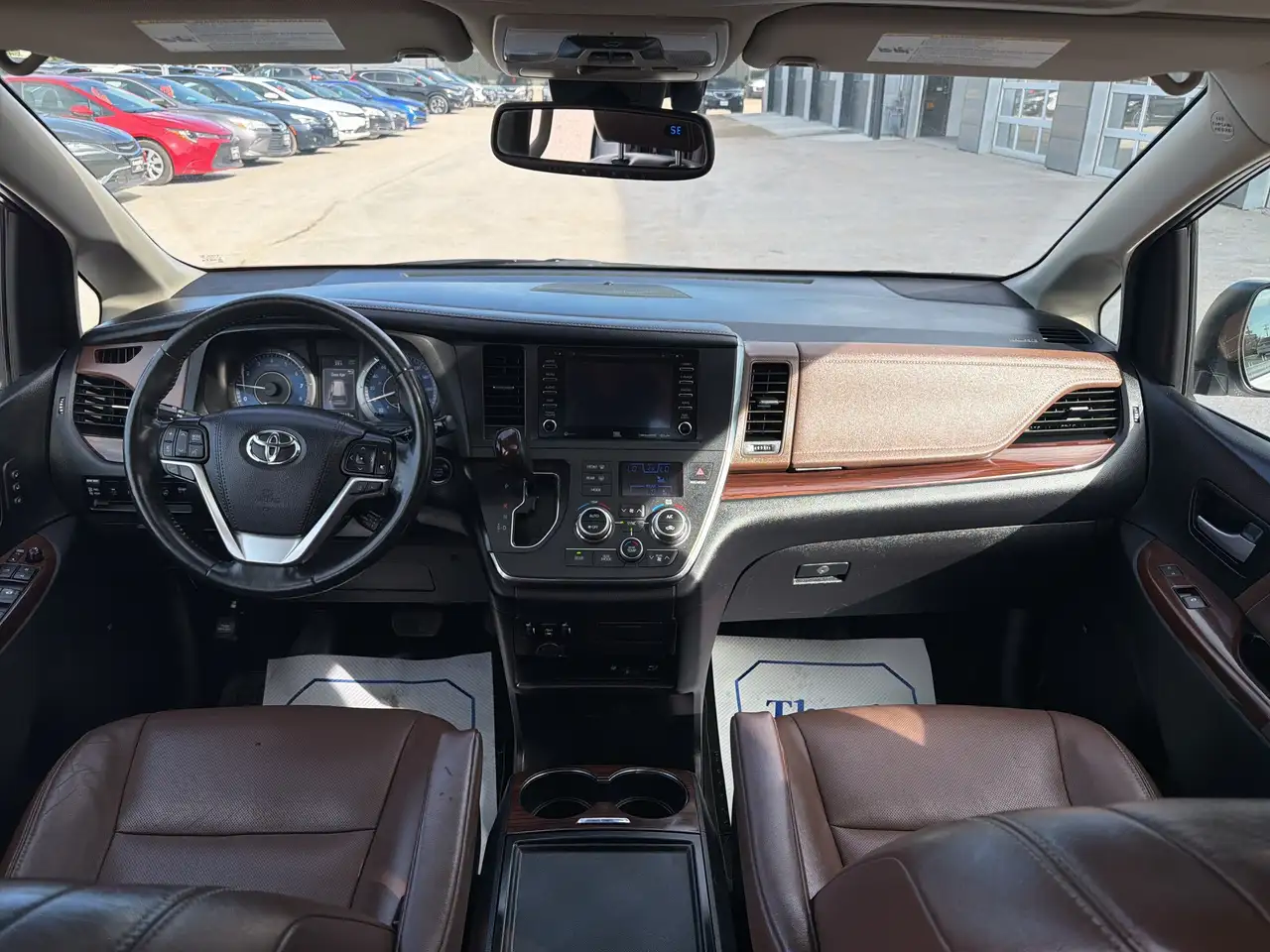 Toyota Sienna снимка Toyota Sienna