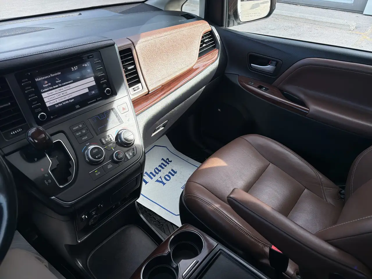 Toyota Sienna снимка Toyota Sienna