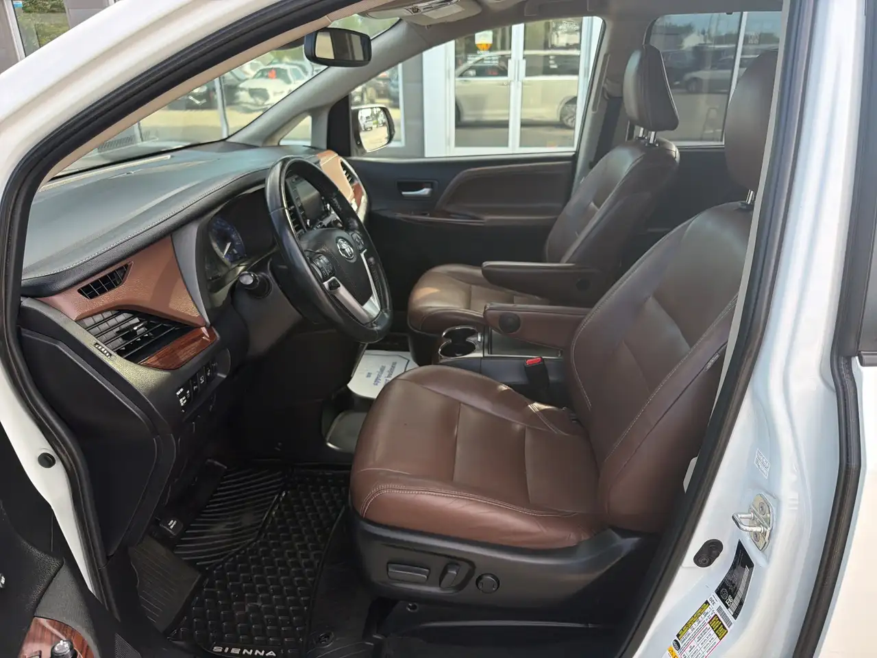 Toyota Sienna снимка Toyota Sienna