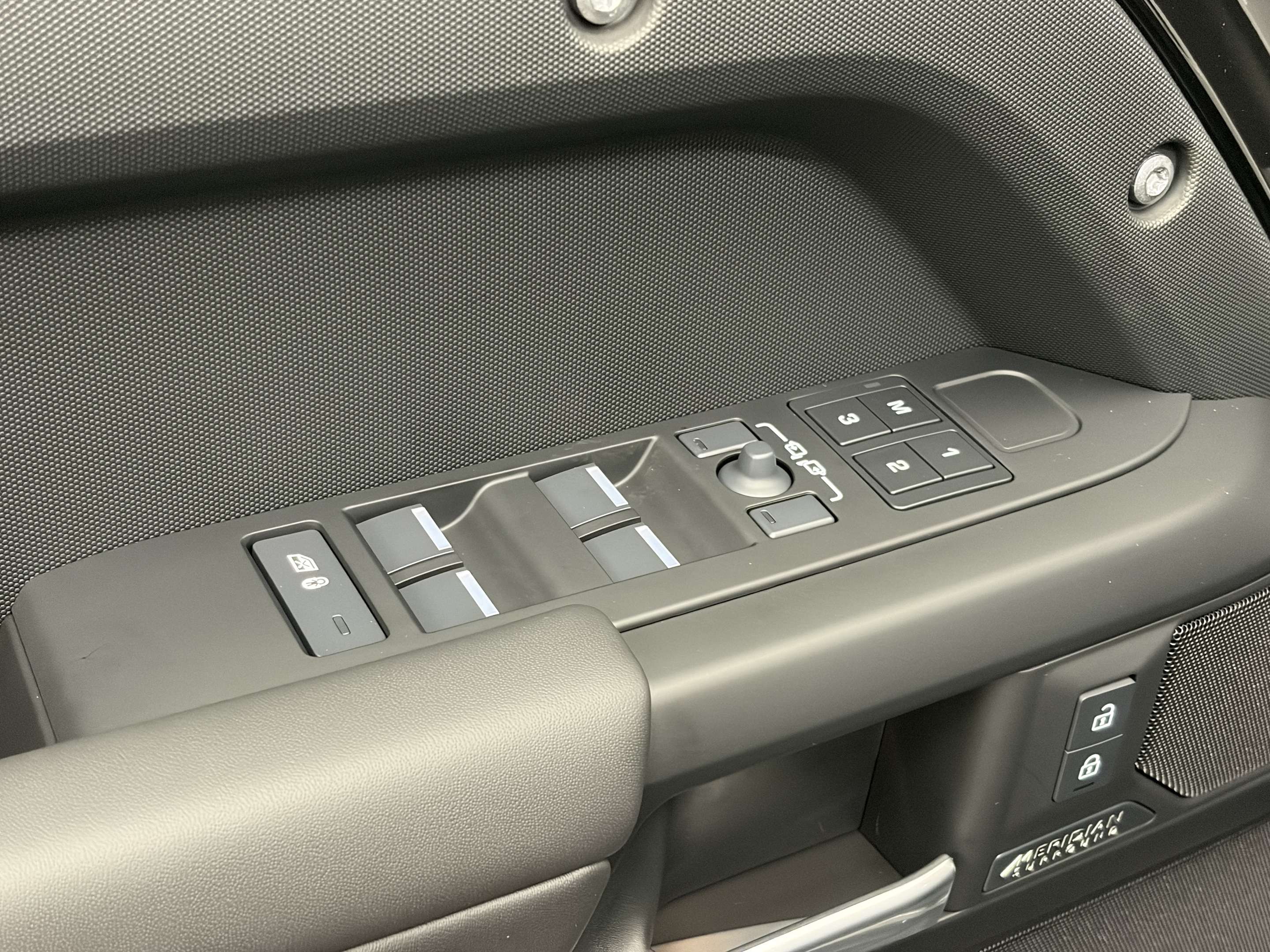 2026 Land Rover Defender X-Dynamic SE thumb 10