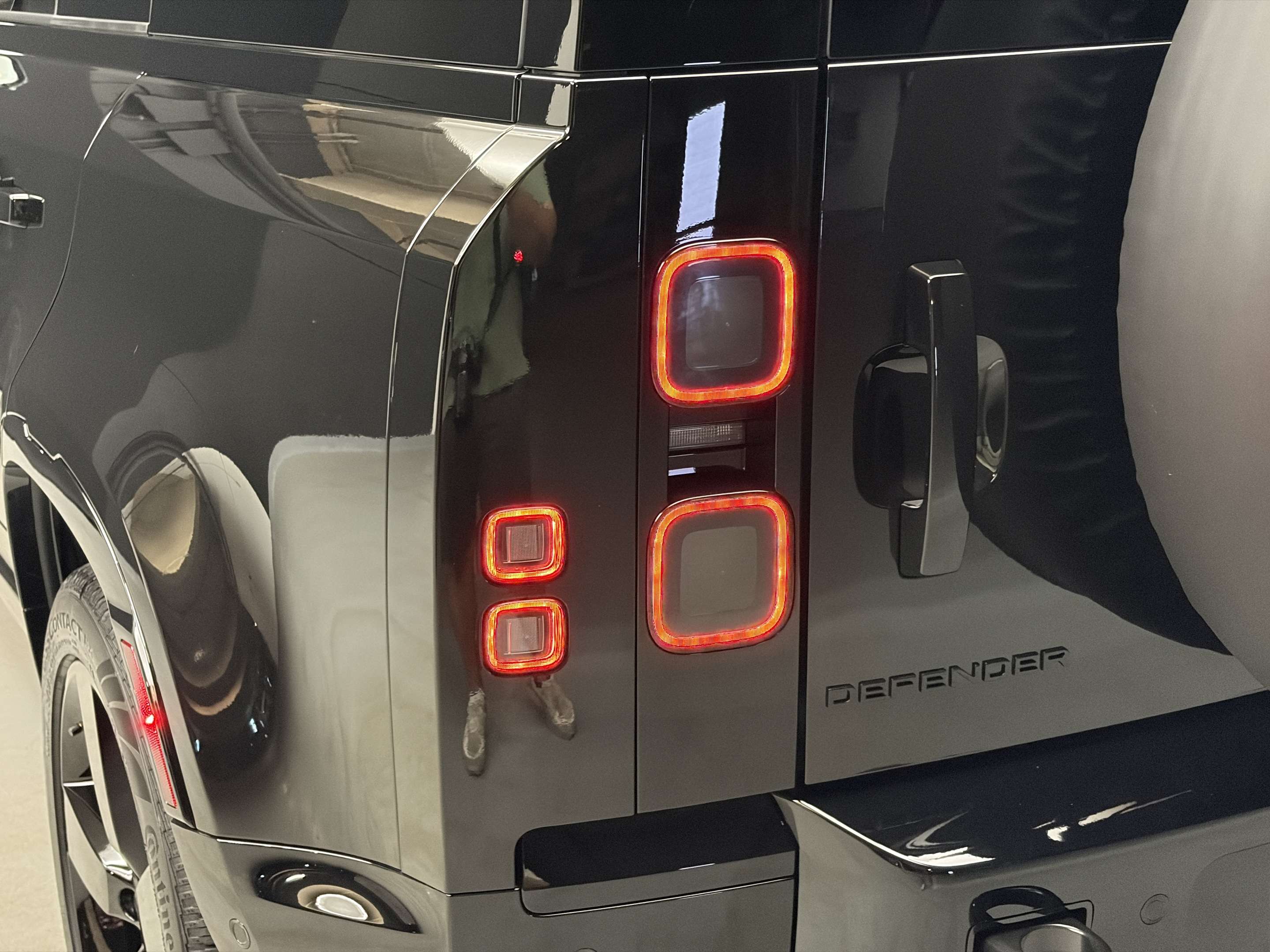 2026 Land Rover Defender X-Dynamic SE thumb 7