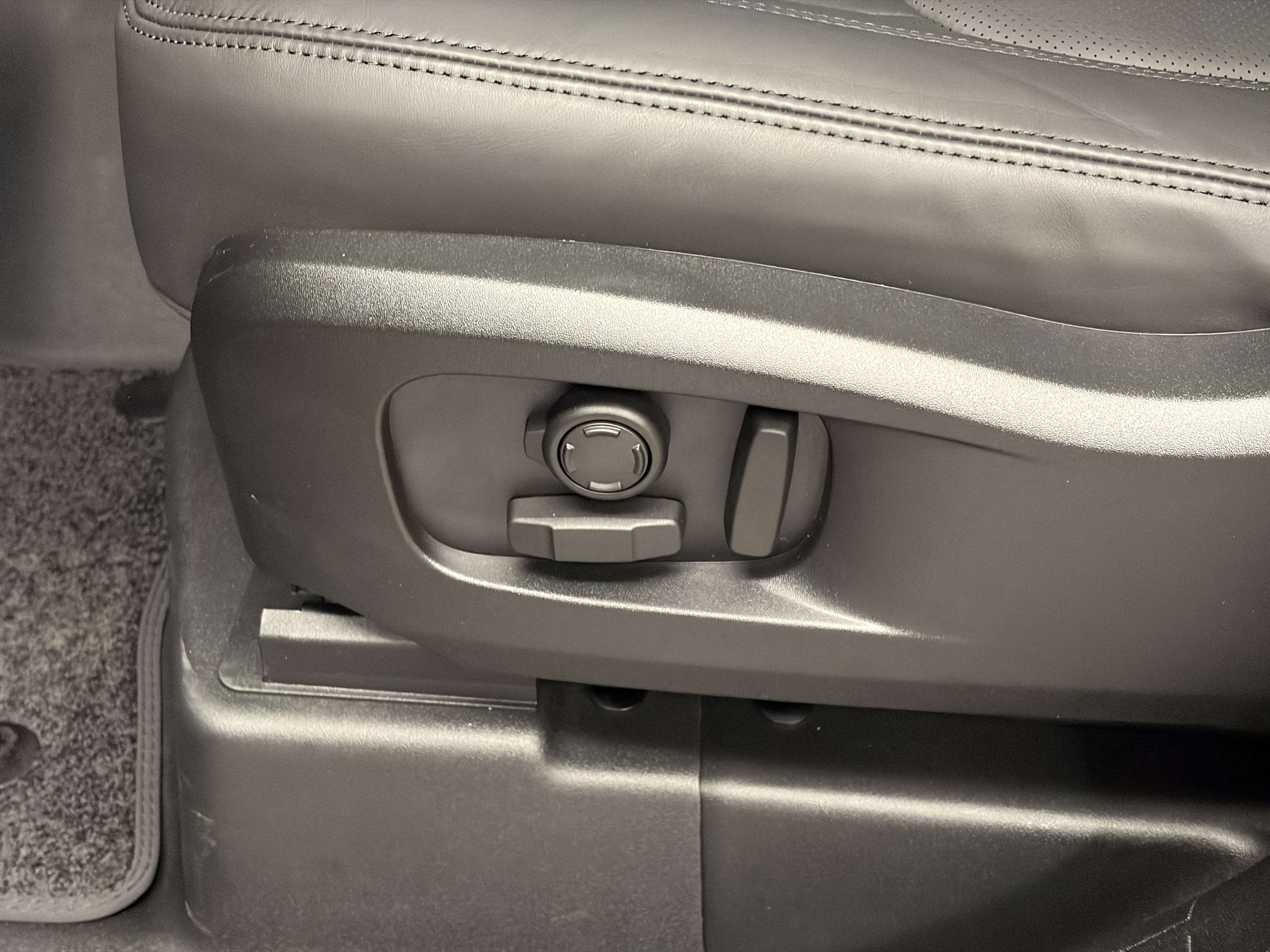 2026 Land Rover Defender X-Dynamic SE thumb 11